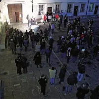 Na Titovem trgu so protestirali  z branjem Kosovelove poezije
