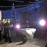 Na Titovem trgu so protestirali  z branjem Kosovelove poezije