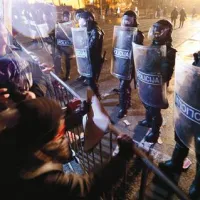 Protesta pred parlamentom niso pokvarili izgredniki, so pa proti koncu pokale  petarde