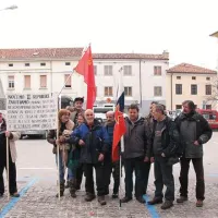 “Nabrusimo kose ... ”  so zapeli  ajdovski protestniki pred odhodom na avtobus, s katerim so se odpeljali na vseslovensko vstajo v Ljubljano  