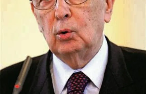 Italijanski predsednik Giorgio Napolitano je danes razpustil parlament in s tem odprl pot za predčasne parlamentarne volitve, ki jih je vlada nato razpisala za 24. in 25. februar 
