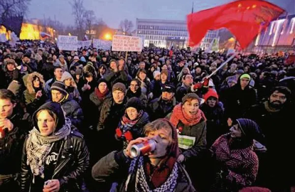 Med petkovimi protesti v prestolnici so policisti začasno pridržali 11 oseb