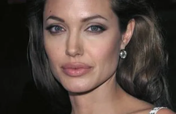 Ameriška filmska igralka Angelina Jolie se s studii Universal Pictures dogovarja za režijo vojne drame
