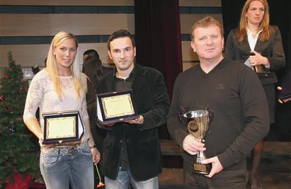 Lanski zmagovalci so bili (z leve) - atletinja Snežana Rodić, namiznoteniški igralec Bojan Tokić in v imenu RK Cimos Koper trener Fredi Radojkovič