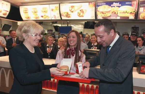 Podžupan MOk Danijel Cep in direktorica McDonald`s Slovenija Tatjana Đukić