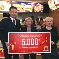 Vodja marketinga McDonald`s Slovenija Tomaž Erjavec, Ana Žerjal iz Mladinskega zdravilišča in letovišča Debeli rtič in direktorica McDonald`s Slovenija Tatjana Đukić