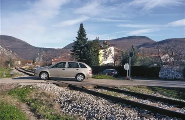 Pred pomladjo še ne bodo obnavljali ceste in postavljali zapornic