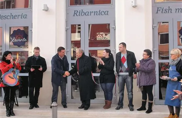 Novemu najemniku ribarnice   Fabiu Steffetu (tretji z leve) je prvi čestital izolski podžupan Branko Simonovič