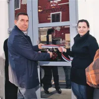 Fabiu Steffeju je pri rezanju traku pomagala hčerka