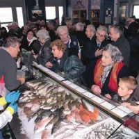 Na otvoritvi se je v ribarnici trlo ljudi, ki so na prodajnih pultih imeli kaj videti: več kot 300 kilogramov svežih, le dan prej nalovljenih rib vseh vrst iz Piranskega zaliva. Izolski ribiči pa so za obiskovalce skuhali  tradicionalni brodet. 