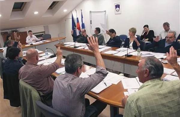 Svetniki občine Komen so si za naslednje leto omejili izplačila na 6,5 odstotka županove plače