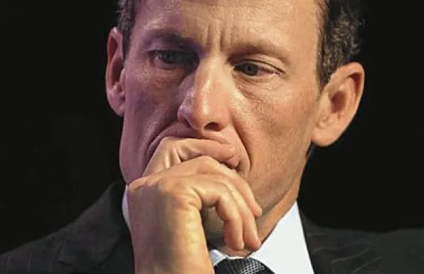 Nekdanji ameriški kolesar Tyler Hamilton pričakuje, da bo osramočeni rojak Lance Armstrong, ki je zaradi dopinga ostal brez sedmih naslovov na dirki po Franciji, vrnil udarec