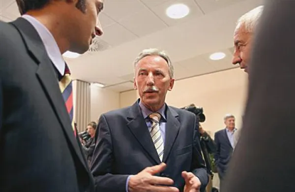 Napoved slovenskega zunanjega ministra Karla Erjavca, da bo vlada premierja Janeza Janše podaljšala mandat svojemu finančnemu strokovnjaku Francetu Arharju do konca prihodnjega leta, so v diplomatskih krogih v Zagrebu ocenili kot najbolj odprto grožnjo Ljubljane doslej