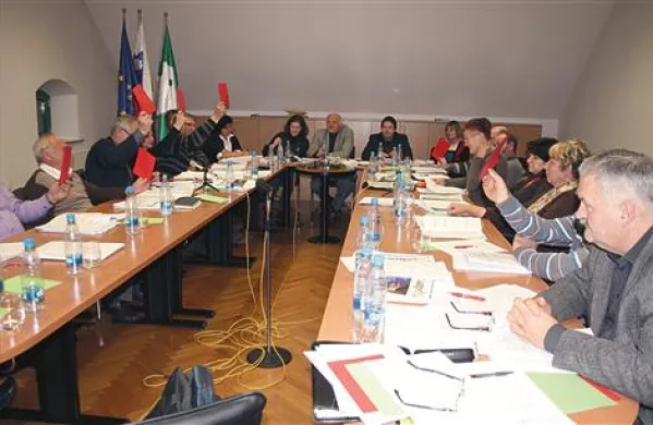    Večina svetnikov občine Cerkno je prvo branje proračuna 2013 ustavila z rdečimi kartoni