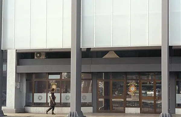 Ko so pred lokal pod stadionom postavili mize in stole, so se pojavili občinski redarji in gostinki napovedali kazen   
