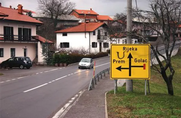 ... v Obrovu pa mu je uspelo napisati le U, potem pa so ga pregnali domačini