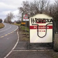 V Gradišču je nad črko U mazač napisal še ime svoje domovine ...