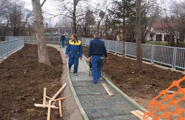 Delavci podjetja Euro MB tlakujejo pešpot na novem vhodu v Kindlerjev park    