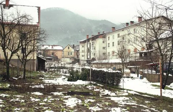  Z novo načrtovano mini stanovanjsko poslovno sosesko bo urejen tudi del sedaj zanemarjene Idrije na robu mestnega jedra