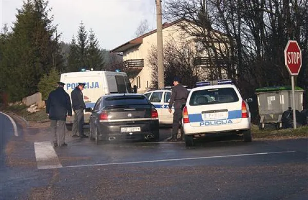 Policisti so  s tremi vozili obkolili voznika v 300-konjskem športnem oplu 