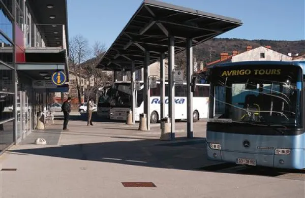 Doslej so se Komenci do Sežane (na fotografiji) lahko z avtobusom pripeljali petkrat na dan, od decembra pa le še trikrat