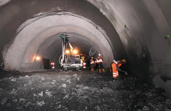 Delavci graditelja predora Alpine Bau  so   v teh dneh na  božično-novoletnih počitnicah. Na gradbišče se bodo znova vrnili  po sv. Treh kraljih,  7. januarja.
