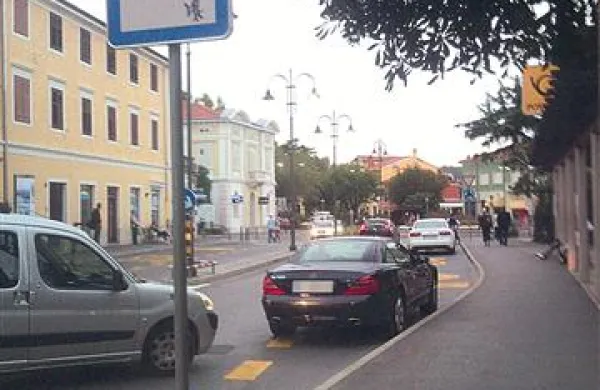 Parkirajo na postajališču in za dve minuti skočijo na pošto