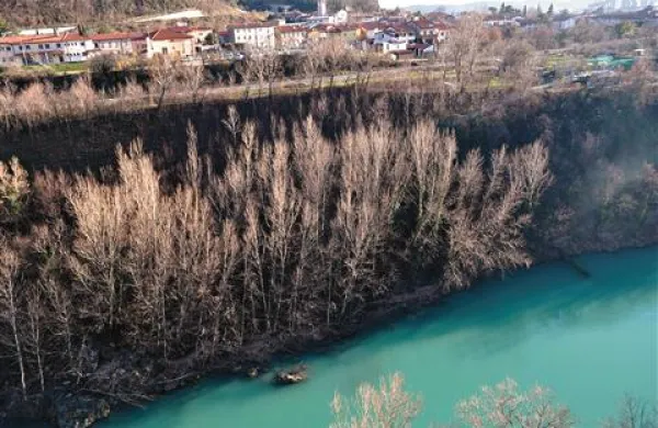 Pohodniki so v soboto popoldne opazili truplo na levem bregu Soče v Solkanu