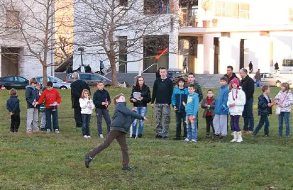 Z modelčki so spet obdarili vrstnike