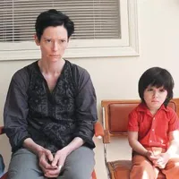 Izvrstna Tilda Swinton v filmu Pogovoriti se morava o Kevinu