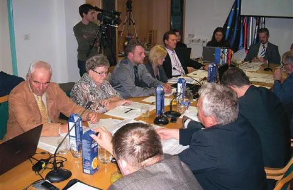 Na prvi občinski seji v novem letu bodo javno obelodanili tiste pivške svetnike, ki so se odrekli 200 evrov sejnine za šolska kosila  šolarjem socialno ogroženih družin v občini