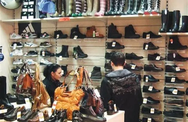 Cene oblačil in obutve so že pred začetkom razprodaj po večini trgovin precej znižane