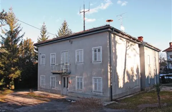 Stavba, v kateri je pred leti domovala policija, leži na privlačni lokaciji  parka