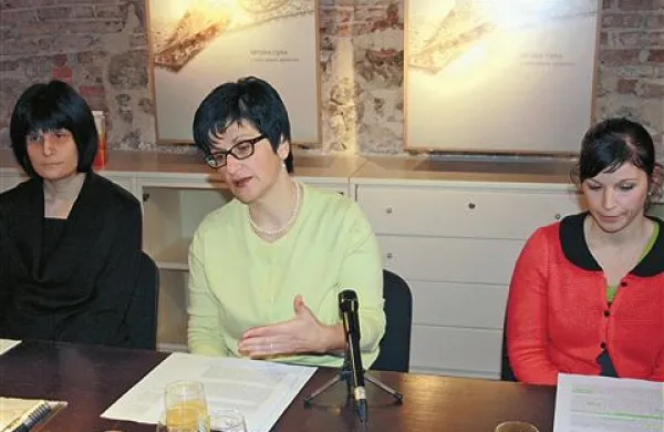 Avtorice monografije o idrijski čipki   Mirjam Gnezda Bogataj, Ivana Leskovec in Marija Terpin Mlinar 