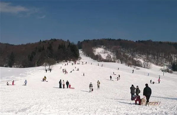 Ob lepem vremenu sta tudi sneg in blag naklon, ki ga ponuja vzpetina, dovolj za otroške zimske užitke