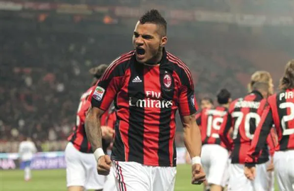 Nogometni igralec italijanskega Milana Kevin-Prince Boateng je na četrtkovi prijateljski tekmi pri četrtoligašu Pro Patria zapustil igrišče in si prislužil simpatije športne javnosti