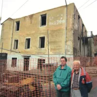Predsednik KS  Viljan Sluga (levo) in domačin Rado Lukovec sredi novembra pred starim hotelom, vrsto let osrednjo točko klimatskega zdravilišča, za kar je nekdaj veljal  Rodik
