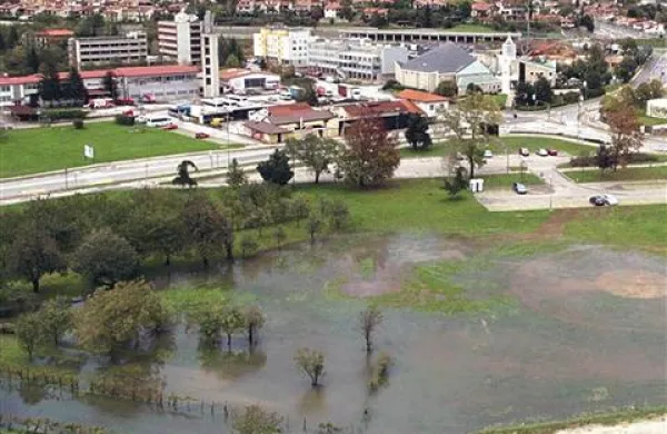 Travnik med Kidričevo ulico in Ulico Gradnikove brigade bo, dokler ga ne pozidajo, ostal zadrževalnik in zato ob vsakem deževju poplavljen