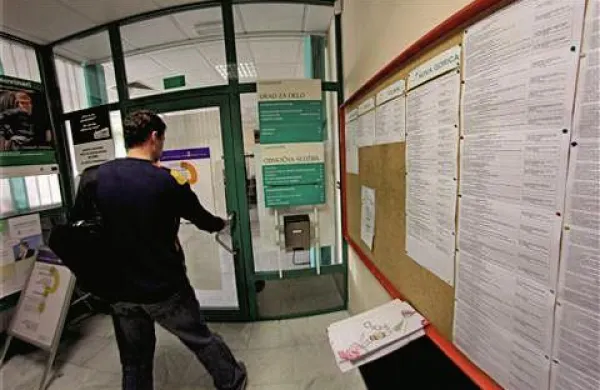 Decembra več brezposelnih, v celem letu 2012 pa manj