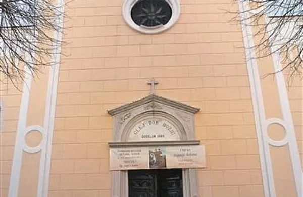 Na pročelju cerkve je plošča z napisom GLEJ DOM BOŽJI - DODELAN 1889. Ko so fašisti zahtevali, da ga odstranijo, ga je  kamnosek Lojze Guštin obrnil in vklesal latinski napis,  po osvoboditvi pa ga spet obrnil. 