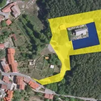 Rumeno je obarvano zemljišče, ki ga bo po zamenjavi pridobila občina  za širitev pokopališča, parkirišče in  sedanjo dostopno cesto. Modro je  sedanje pokopališče, ki ga ASH brezplačno prenaša na občino. V sredini je cerkev z okolico, ki je last župnije.