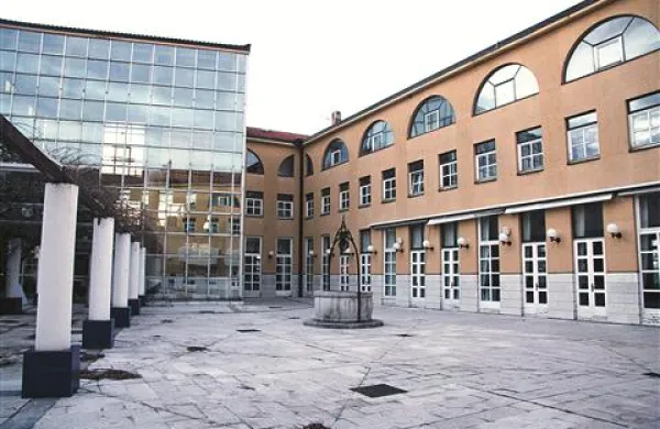 Tri Černigojeve slike so izginile iz Pub bara v Hotelu Klub