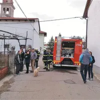 Pred vhodom na dvorišče pokojnikove hiše se je ob gasilcih včeraj zbralo tudi veliko domačinov 
