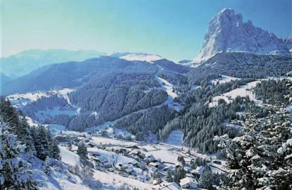 V italijanskih Dolomitih je v nesreči z motornimi sanmi po podatkih policije umrlo šest ruskih državljanov, dva sta huje ranjena. Fotografija je simbolična.