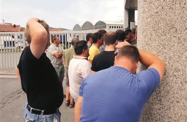 Med na novo prijavljenimi na zavodu za zaposlovanje je  bilo največ - kar 3809 - trajno presežnih delavcev in stečajnikov,  6538 je službo izgubilo, ker se jim je iztekla zaposlitev za določen čas, dobrih 900 pa je bilo iskalcev prve zaposlitve