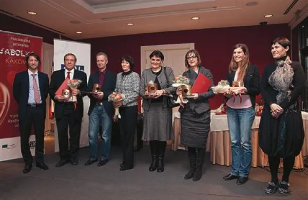 Franja Čok (druga z desne), dobitnica priznanja Jabolko kakovosti za leto 2012