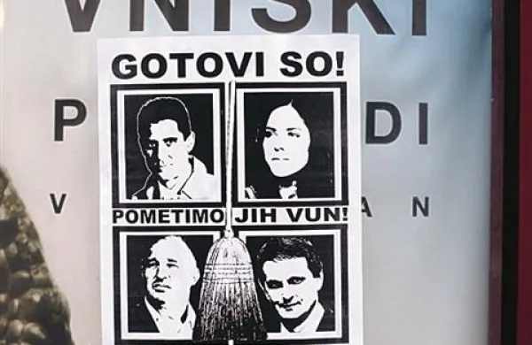 Shod poteka pod geslom “Pometimo jih vun!”, s čimer protestniki zahtevajo odstop mestnih svetnikov, veliko pa je tudi gesel proti državni politiki