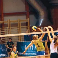 Takole je Kanalka Eva Mori (z žogo) včeraj za Slovenijo v boju s Hrvaško dosegla eno izmed točk