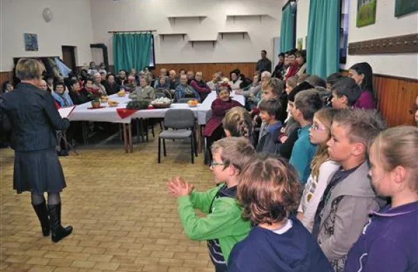 Krajevna organizacija Rdečega križa Tomaj in Krajevna skupnost Tomaj sta ob koncu leta tradicionalno pripravili veselo druženje za svoje starejše krajane