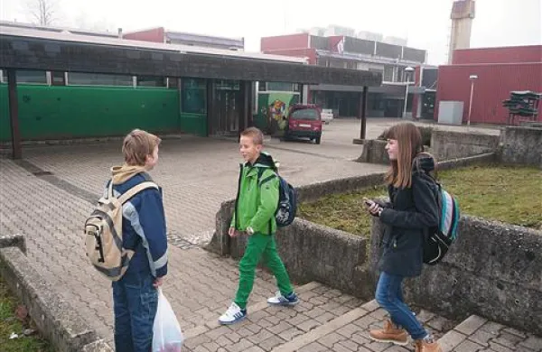 Da otroci v  šolskem centru ne bodo več oblečeni  v bunde med poukom, kot se to včasih dogaja zdaj, bodo “novo bundo” raje nadeli  stavbam centra 